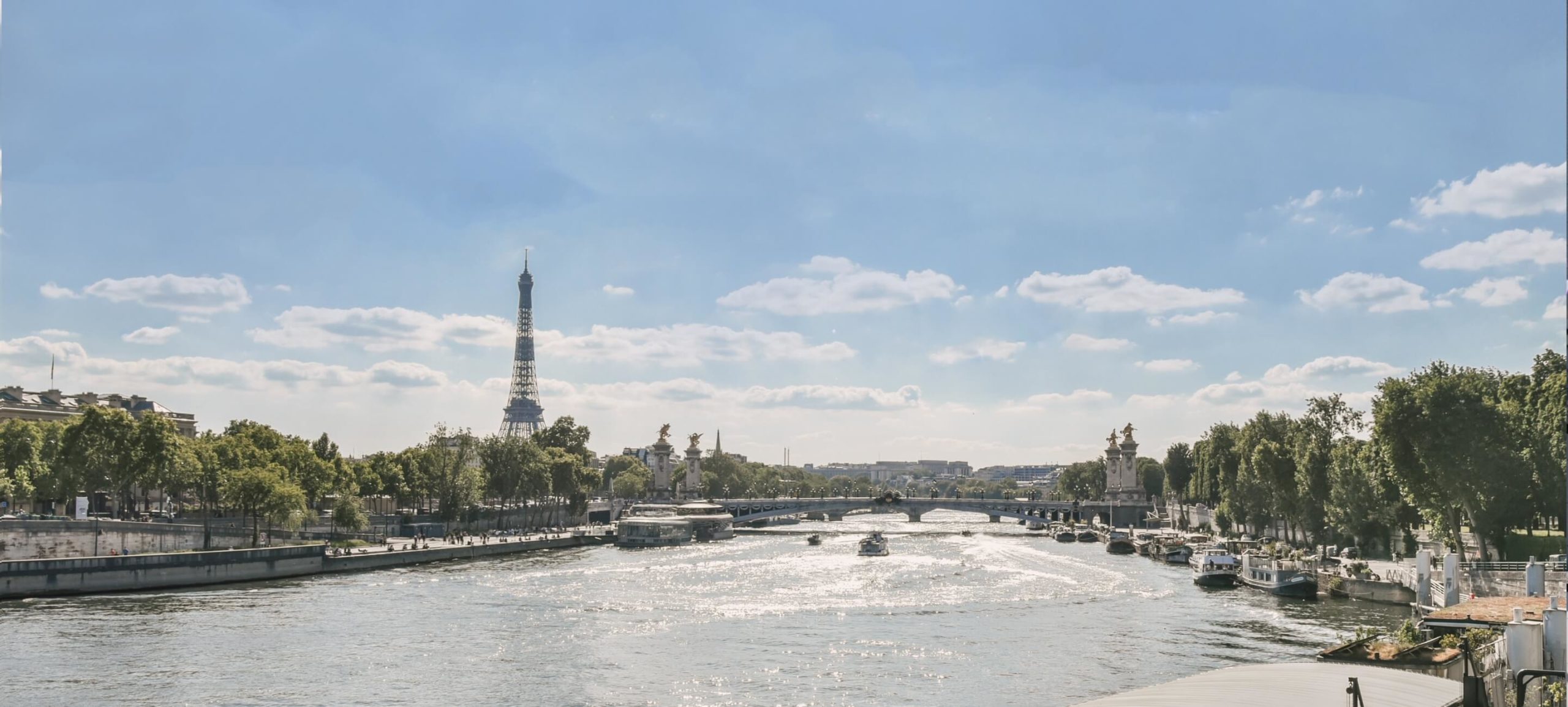 Tour Eiffel et bord de Seine à Paris